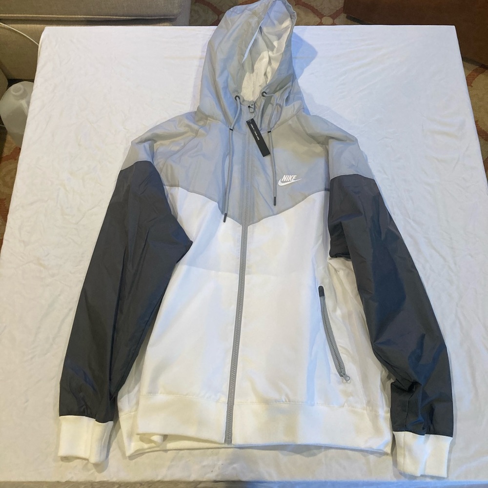 Men’s Nike Windbreaker .NWTs!!!